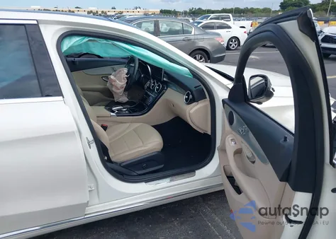 2015 Mercedes-Benz C 300 из США, поврежденный, VIN 55SWF4JB9FU068760